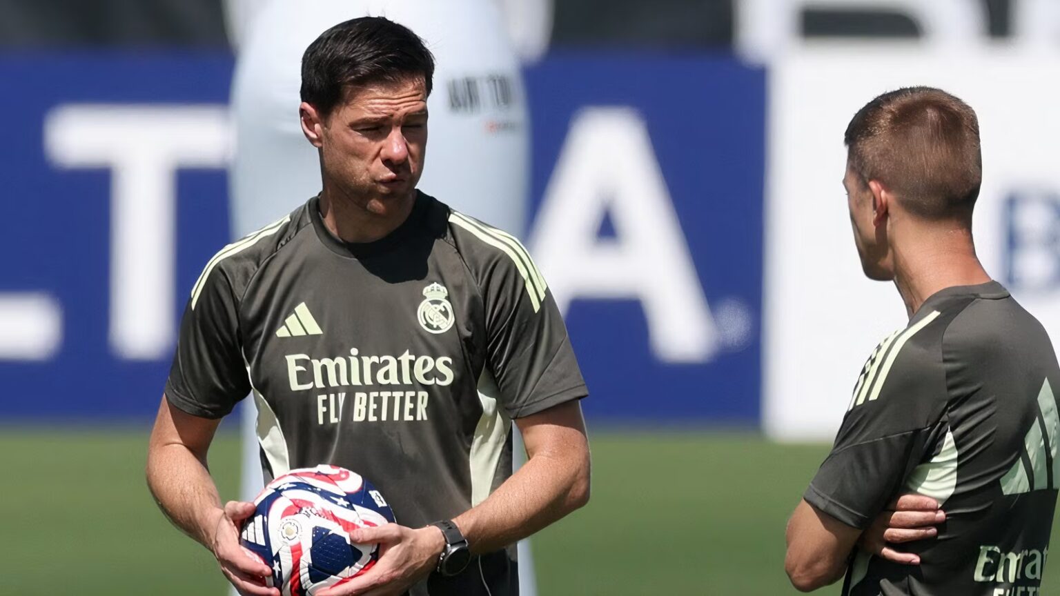 Premier League-winning manager could replace Slott at Liverpool