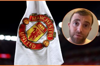 Fabrizio Romano and Man United logo on corner flag
