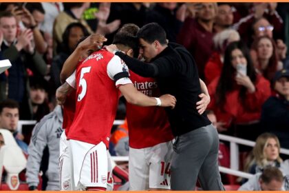 Mikel Arteta huddles with Arsenal players