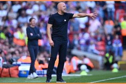 Liverpool manager Arne Slot shouts instructions