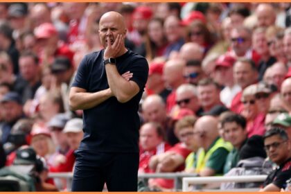 Arne Slot looks on during Liverpool vs Chelsea