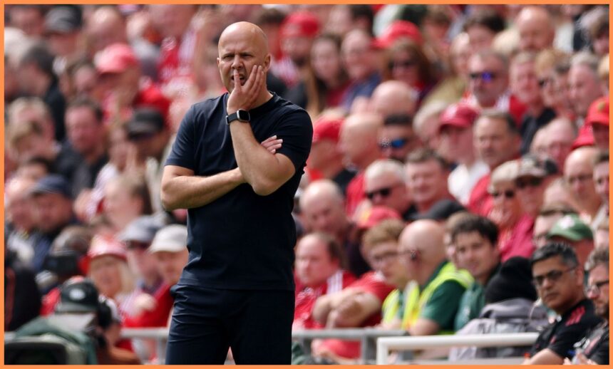 Arne Slot looks on during Liverpool vs Chelsea