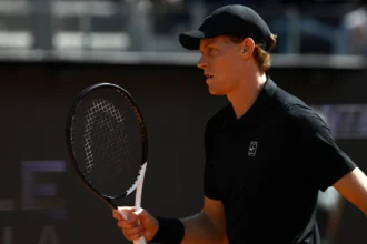 Jannik Sinner defeats Daniil Medvedev in the Italian Open semifinals, but the second set is poor and the third set is postponed due to rain