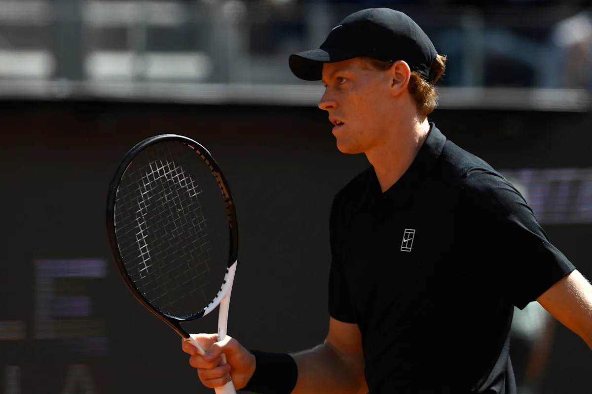 Jannik Sinner defeats Daniil Medvedev in the Italian Open semifinals, but the second set is poor and the third set is postponed due to rain