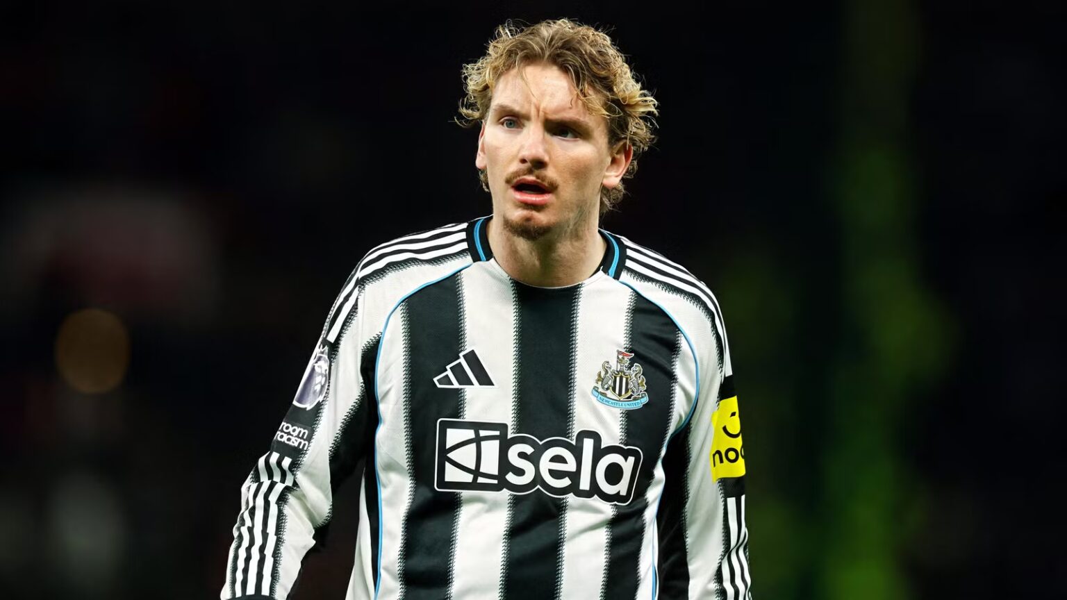 Newcastle hold contract talks with world's best striker