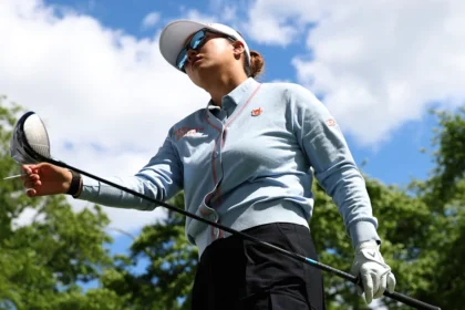 World No. 252 Su Bingju leads by 4 strokes in strong winds at Shoprite LPGA