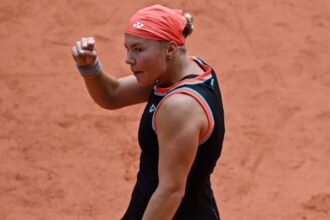 Schneider dominates top-ranked Sabalenka in French Open quarterfinals