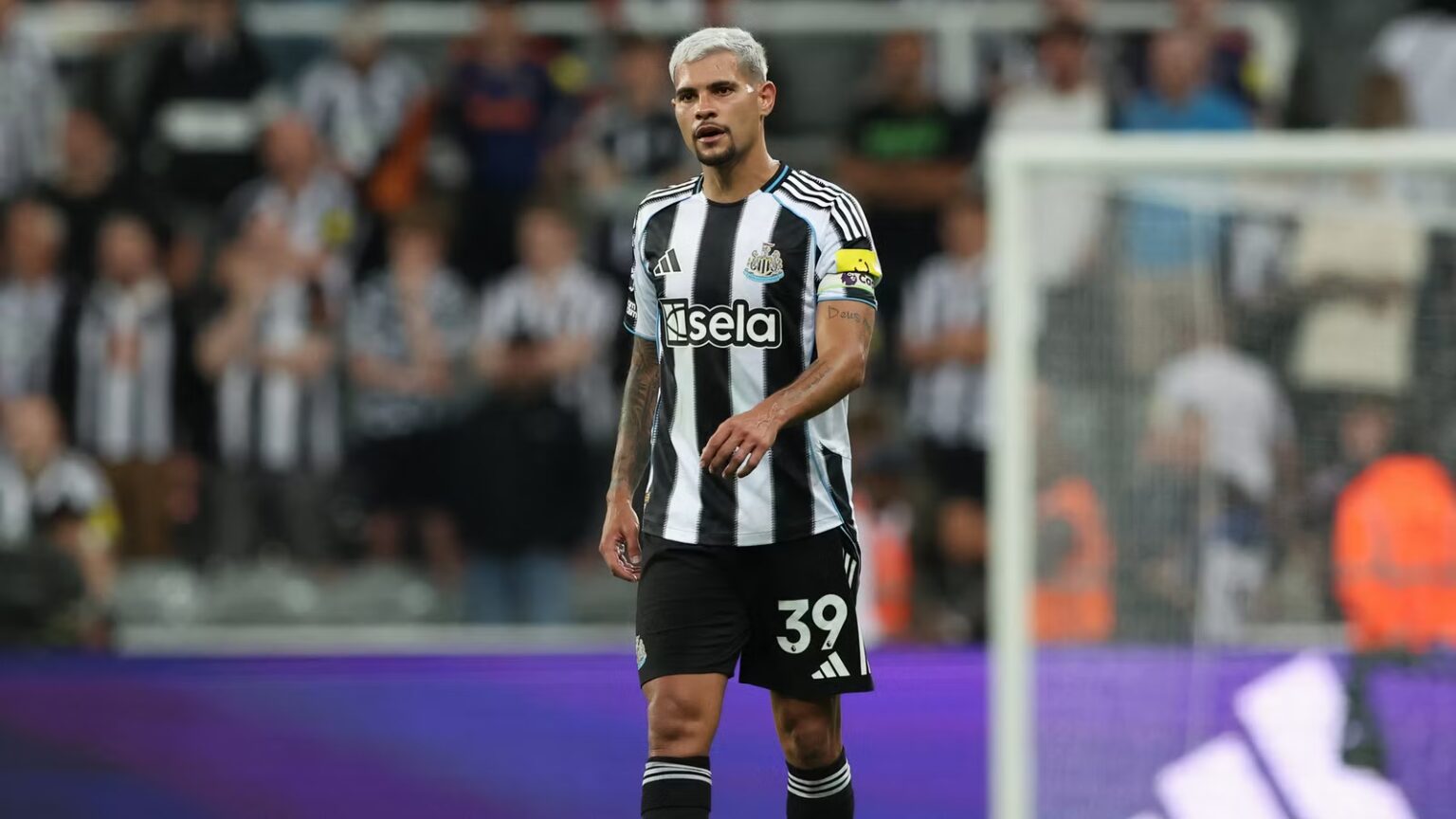 Arsenal in talks over £100m 'machine' deal