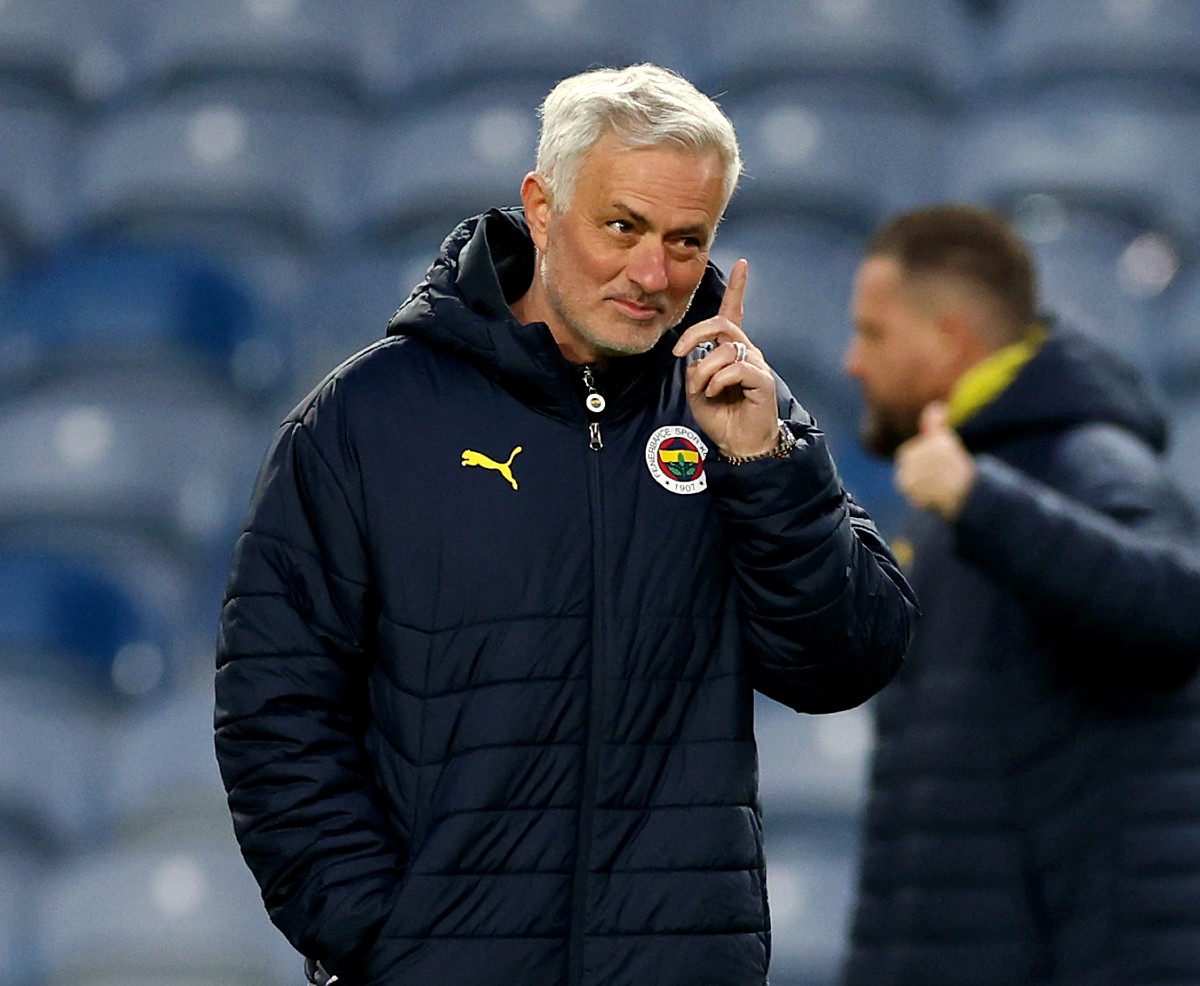 Jose Mourinho during a Fenerbahce training session