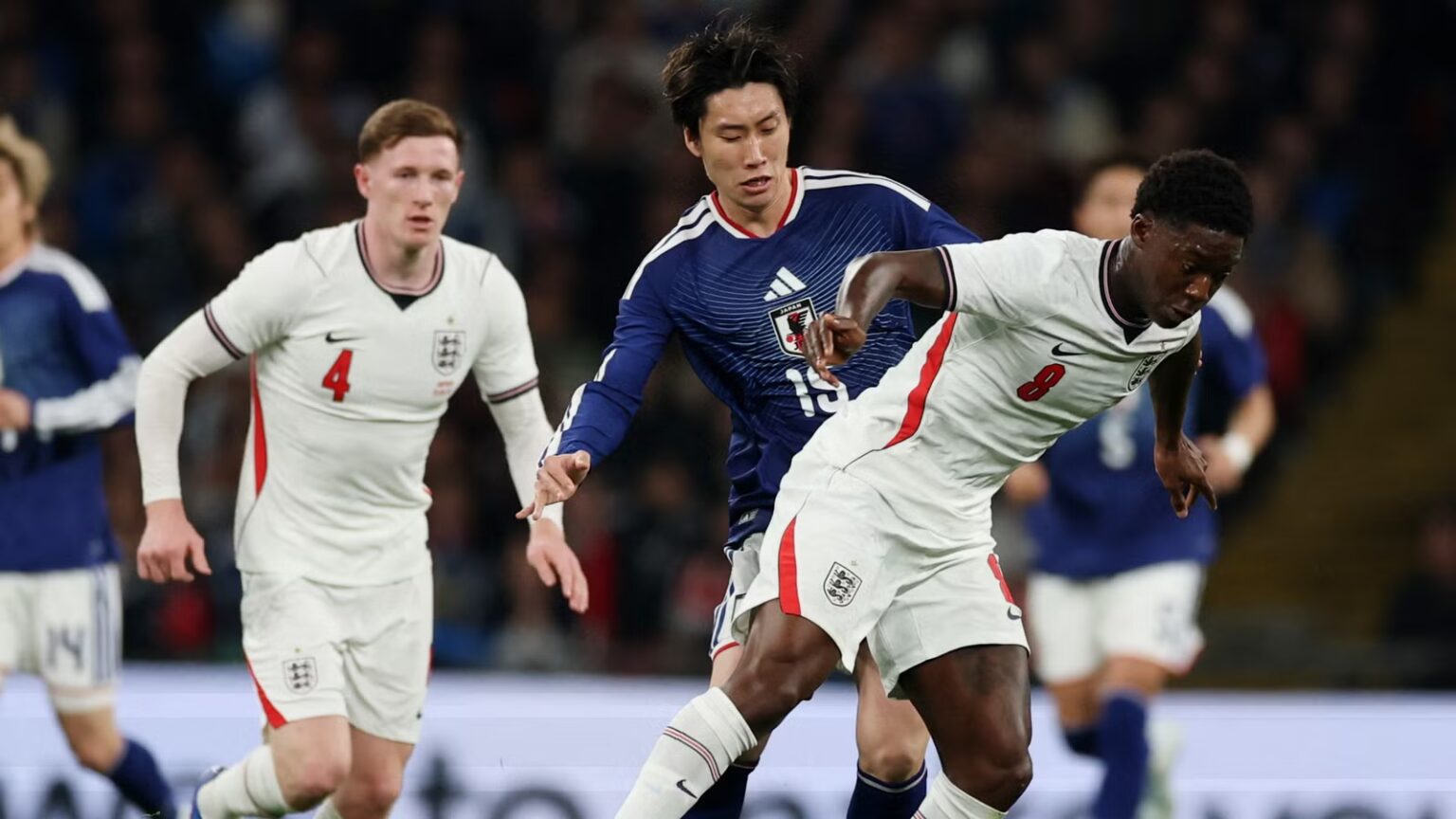 Manchester United are ready to sign the perfect partner for Mainu as soon as possible
