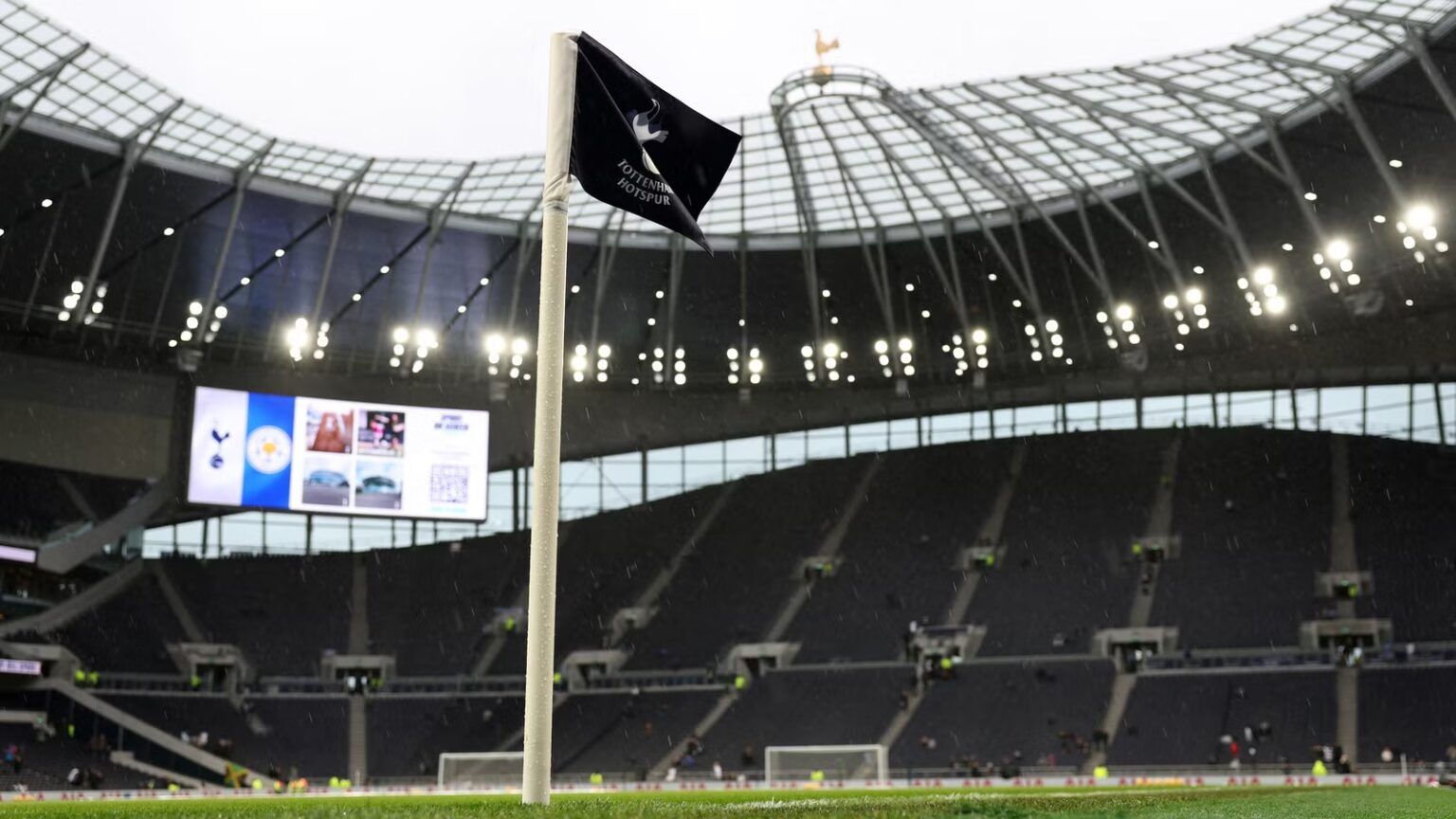 Tottenham in talks over new bid for Jan Paul van Hecke