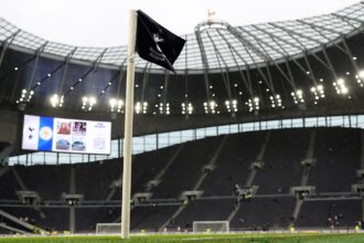 Tottenham in talks over new bid for Jan Paul van Hecke
