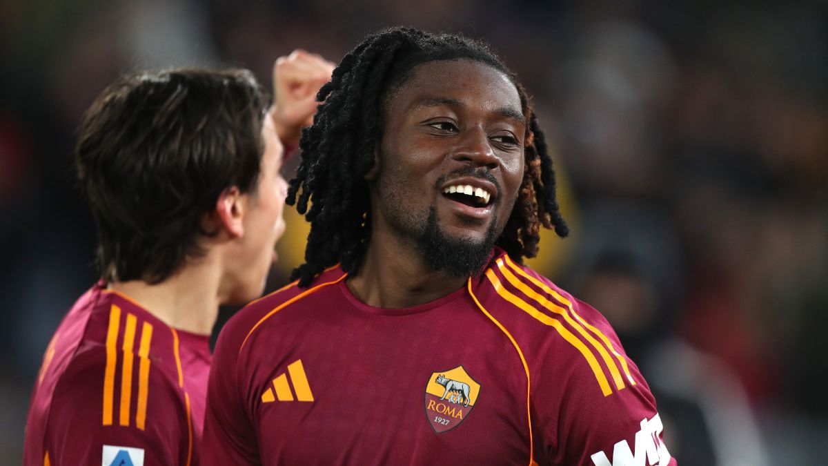 Manu Kone playing for Roma.