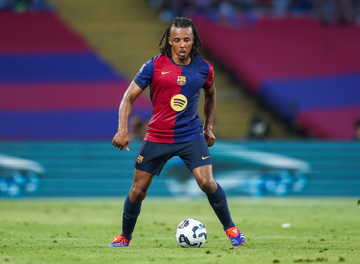 Jules Kounde in action for Barcelona