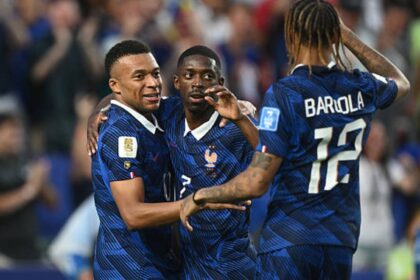 Barcola celebrating with Mbappe and Dembele