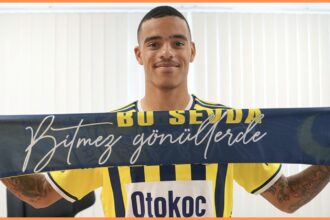 Mason Greenwood poses with a Fenerbahce scarf