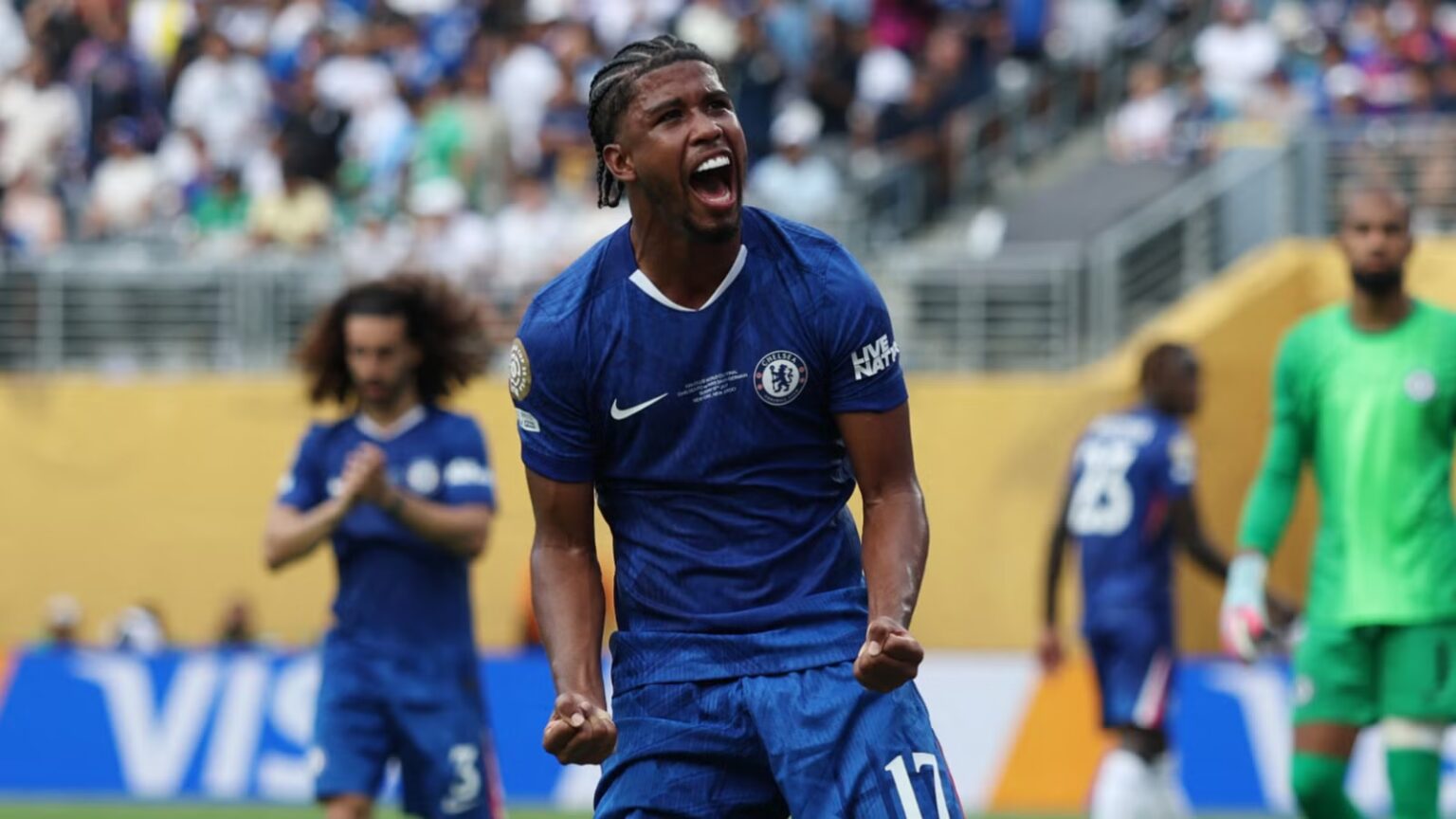 Manchester United enter talks to sign £40m midfielder
