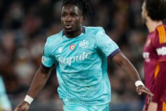 Manchester United steal pole position from Jonathan Lowe as Aston Villa approach