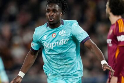 Manchester United steal pole position from Jonathan Lowe as Aston Villa approach