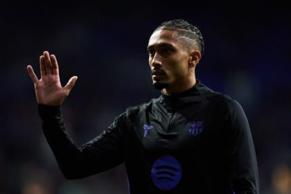 Raphinha warming up for Barcelona