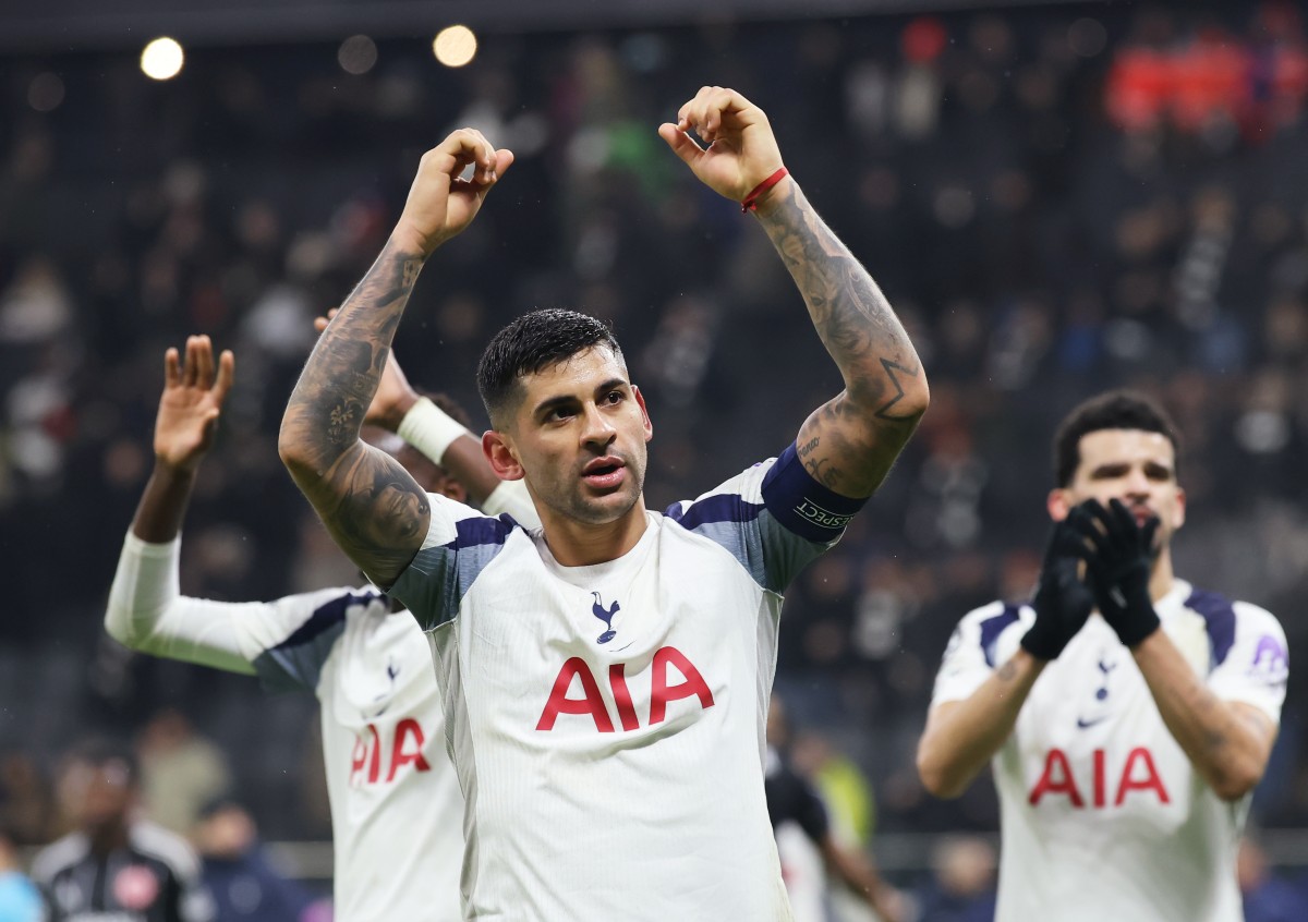 Sergio Romero celebrates after Tottenham