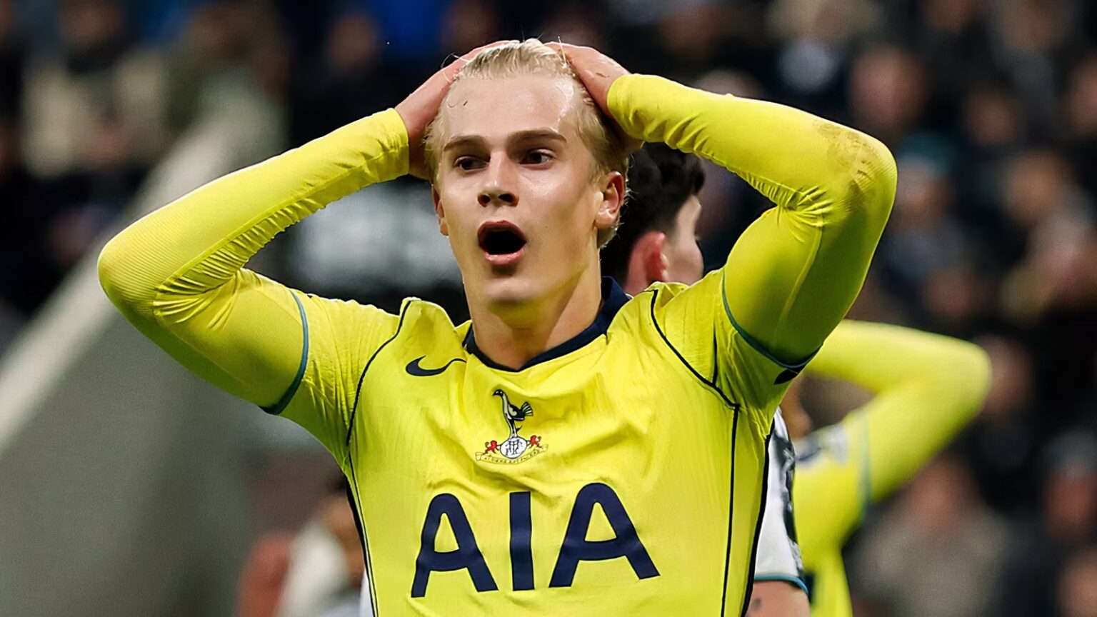 Why Spurs want to sign a third midfielder