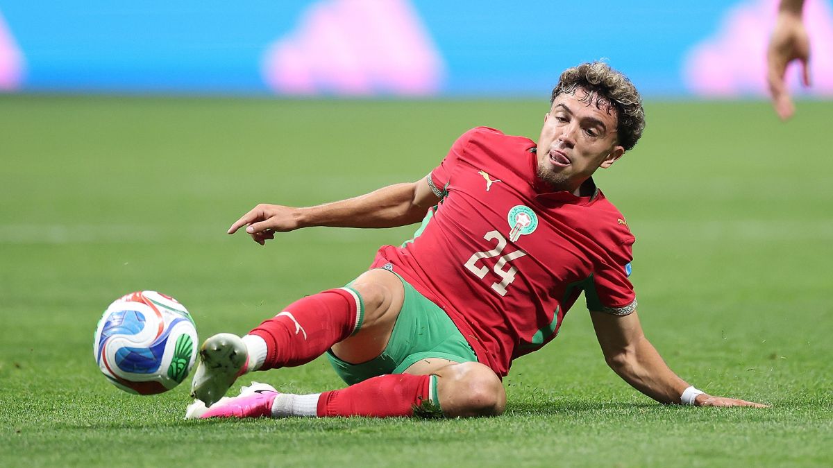 Neil El Aynaoui makes a tackle.