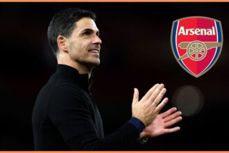 Mikel Arteta applauding fans