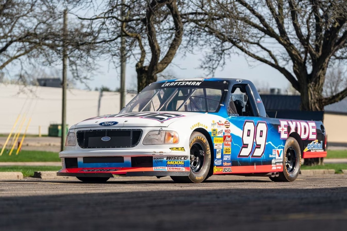 Kurt Busch buys NASCAR truck from rookie season for $110,000 at auction