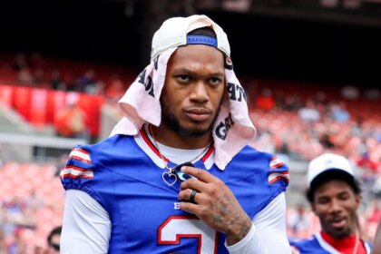 Bills WR DJ Moore Leaves vs. Lions with Shoulder Stinger, Ruled Out