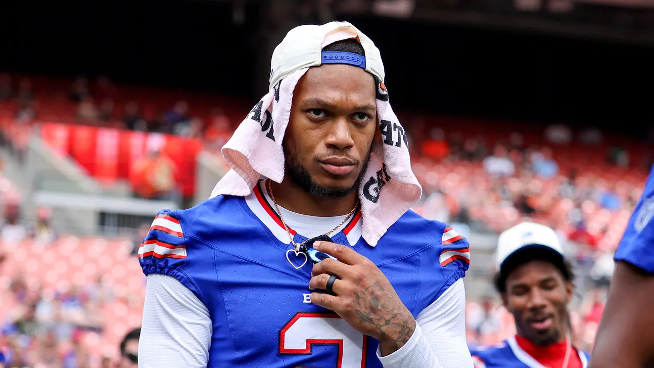 Bills WR DJ Moore Leaves vs. Lions with Shoulder Stinger, Ruled Out