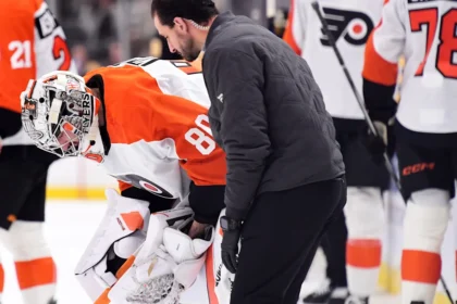 Flyers' Dan Vladar injures knee in preseason game against Bruins