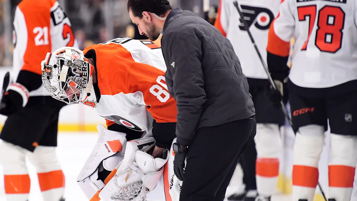 Flyers' Dan Vladar injures knee in preseason game against Bruins