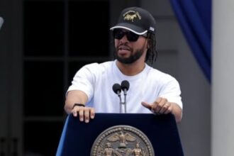Jalen Brunson brings Knicks teammates on stage during Saturday Night Live monologue