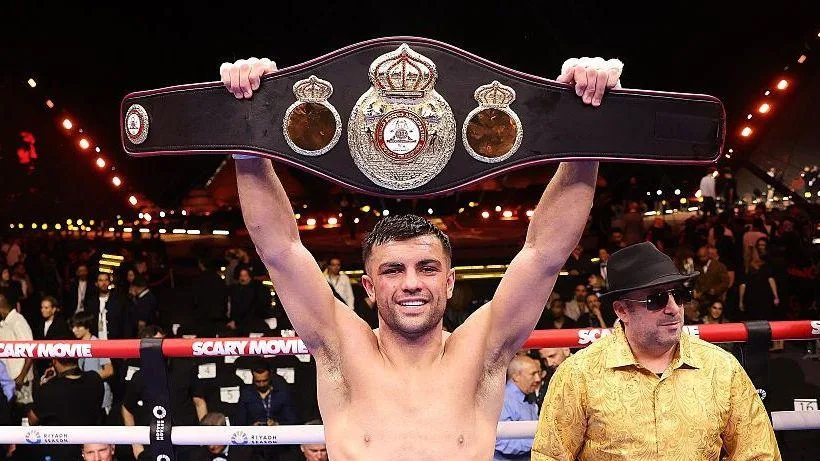 Lopez ordered to defend world title against Catterall