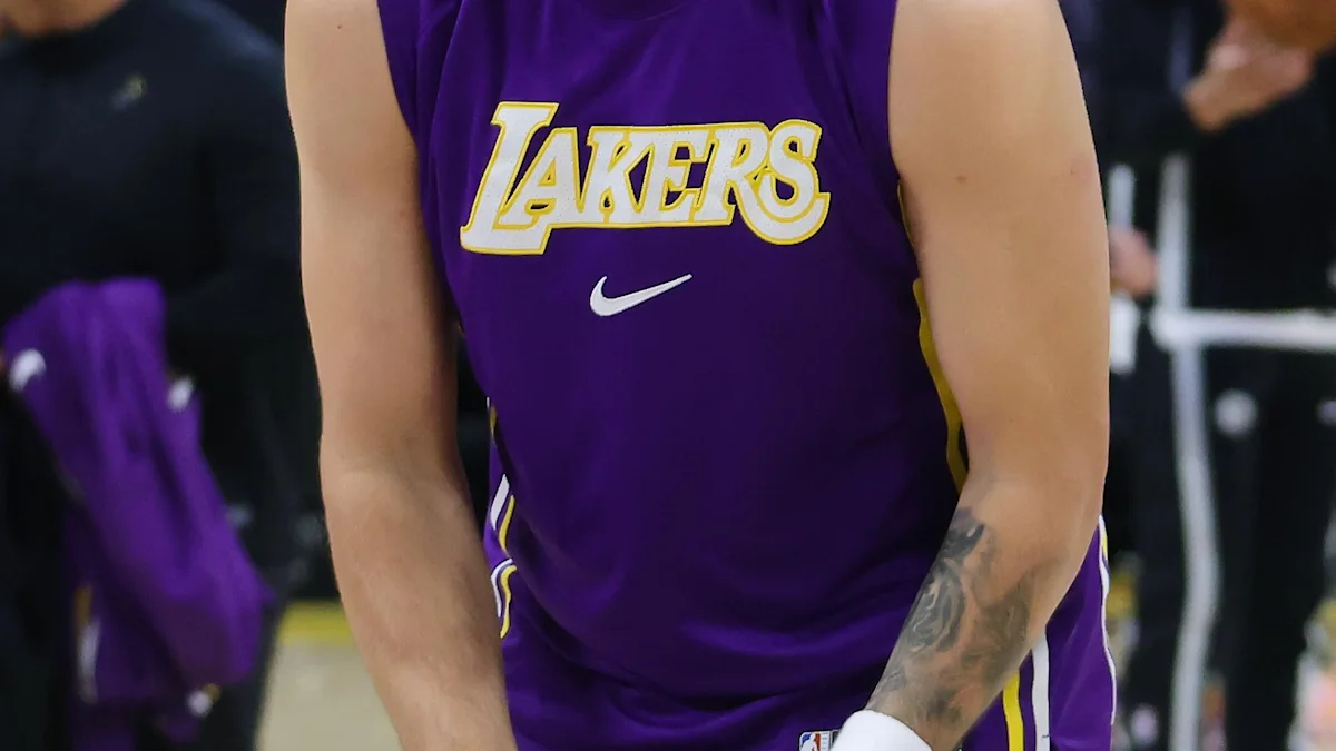 NBA’s 8 Locks on Over/Under Win Totals Include Lakers, Warriors, Bulls and More
