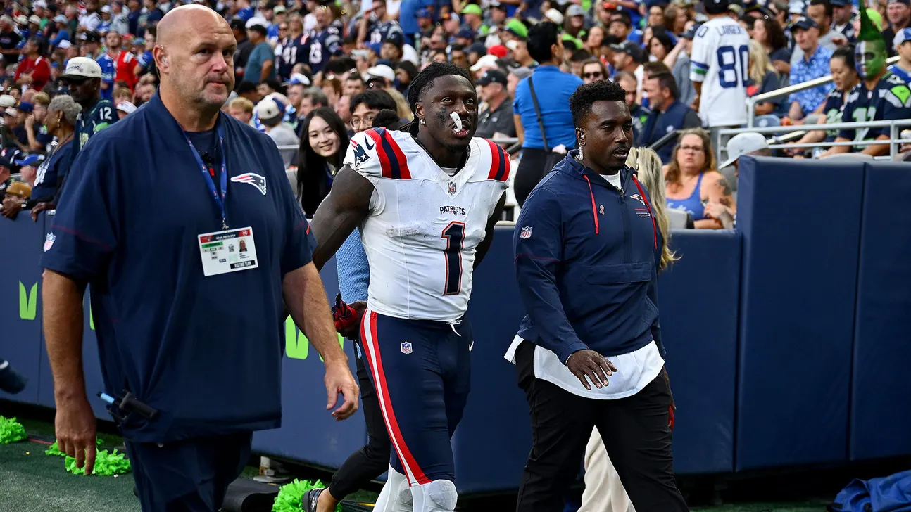 Patriots WR A.J. Brown Reportedly Set to Miss at Least 4 Weeks Due to Ankle Injury