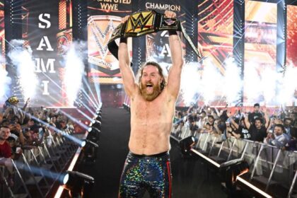 Sami Zayn Regains Undisputed WWE Title After Crowded SmackDown Match With CM Punk
