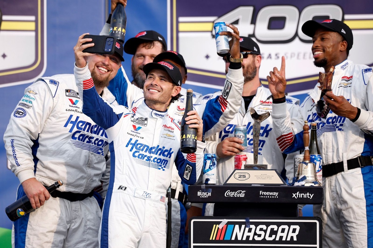 Kyle Larson's team resembles peak Jimmie Johnson, but Denny Hamlin says there is still time