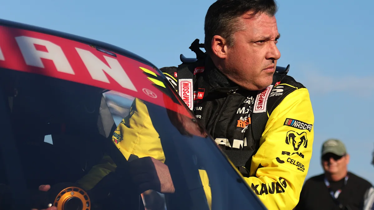 Tony Stewart crashes in first NASCAR start since 2016 retirement