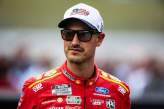 Joey Logano remains in NASCAR Chase despite Kansas flat tire setback