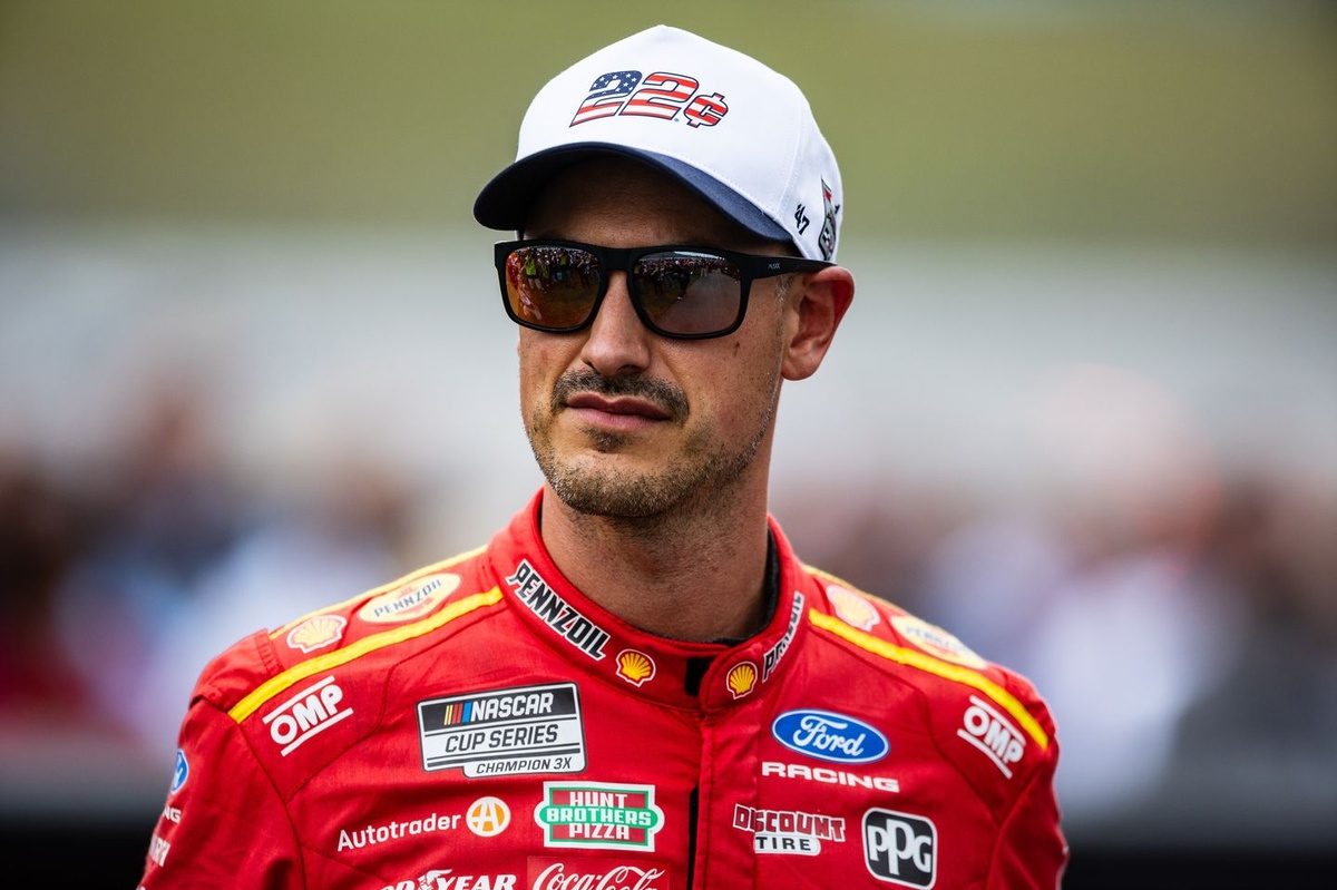Joey Logano remains in NASCAR Chase despite Kansas flat tire setback