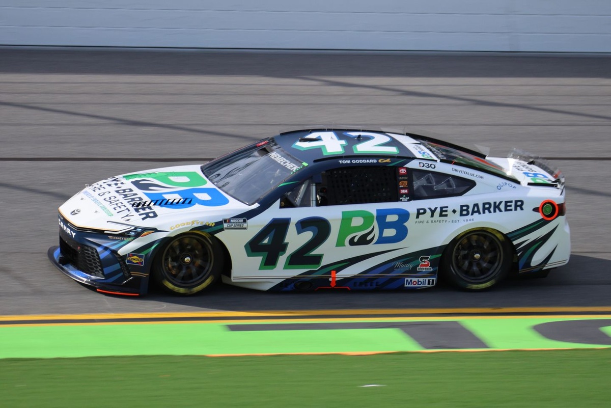 Legacy Motor Club makes immediate crew chief change