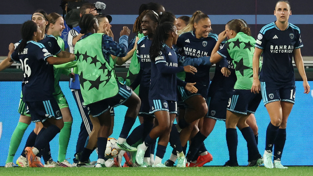 Leah Williamson's handball penalty allows Paris FC to equalize against Arsenal in Women's Champions League.