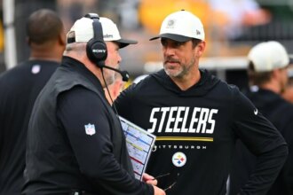 Aaron Rodgers, Mike McCarthy have heated exchange during Steelers-Browns game
