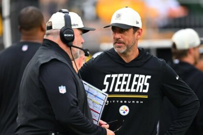 Aaron Rodgers, Mike McCarthy have heated exchange during Steelers-Browns game