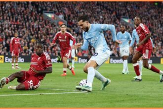 “He’s all over the place” – Jamie Carragher singles out Liverpool star for criticism vs City