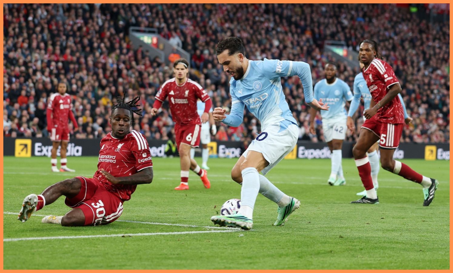“He’s all over the place” – Jamie Carragher singles out Liverpool star for criticism vs City