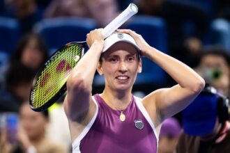 Elise Mertens beats Iga Swiatek to reach China Open semis