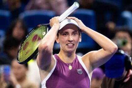 Elise Mertens beats Iga Swiatek to reach China Open semis